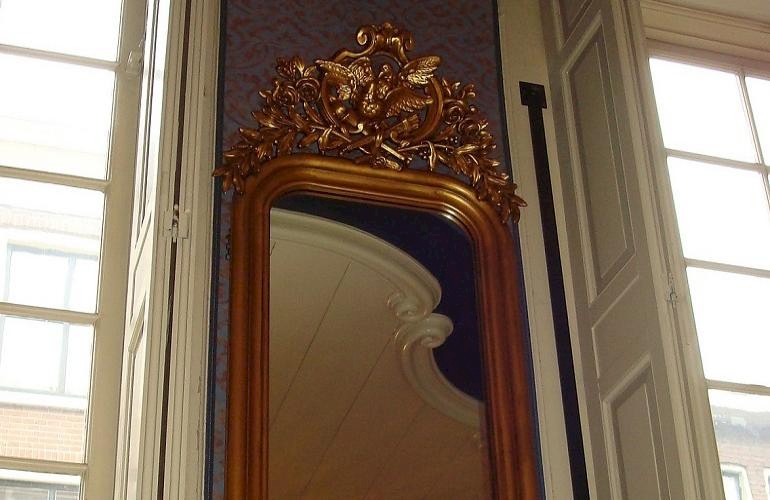 Ambachtelijk spiegellijst op maat met ornamenten versiering.