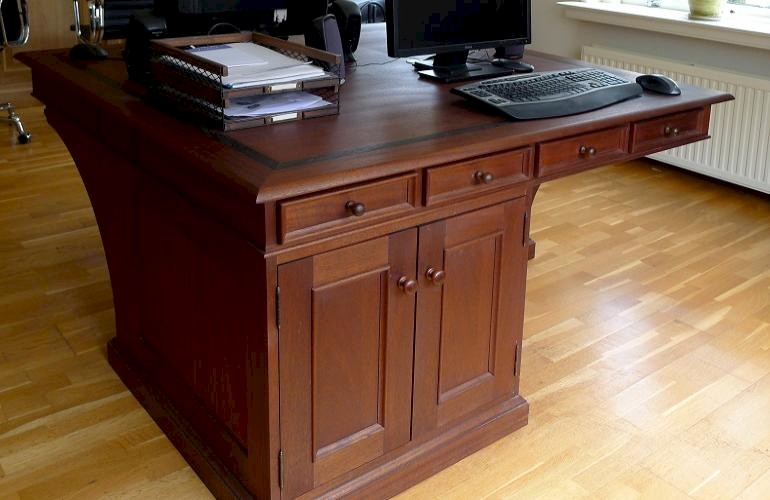Klassieke meubels ontwerpen met aangepaste eigenschappen voor moderne toepassingen.