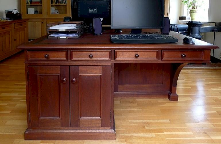 Klassieke kantoormeubels van bijzondere houtsoorten.