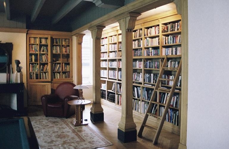 Bibliotheekkamer bouwen van massief eikenhout.