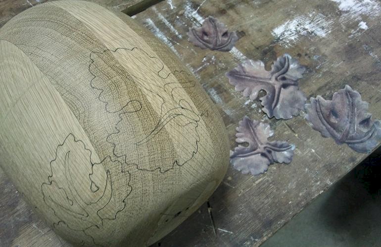 Houtsnijwerk ontwerp tekenen in de vorm van druifbladen.