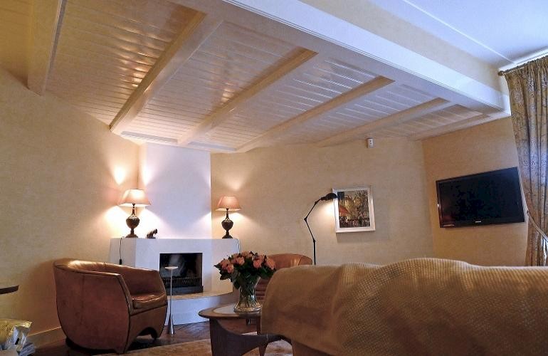 Nieuw houten plafond van balken en kraaldeeltjes.