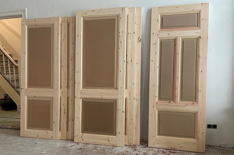 Oude deuren namaken voor restauraties, met massief of MDF panelen.