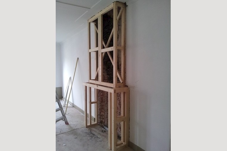 Opbouw van de nieuwe houten schouw tijdens de reconstructie.