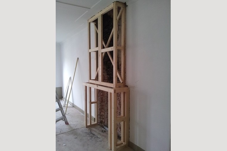 Opbouw van de nieuwe houten schouw tijdens de reconstructie.