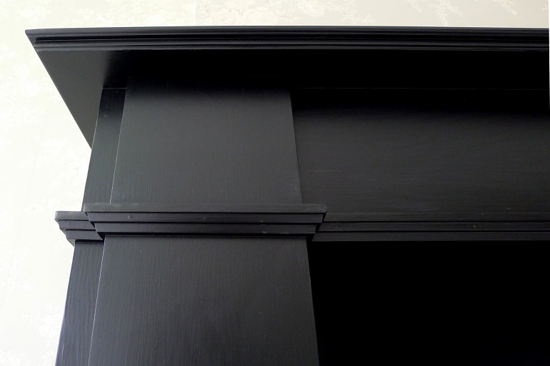 Detail van de gereconstrueerde schouw in Empirestijl.