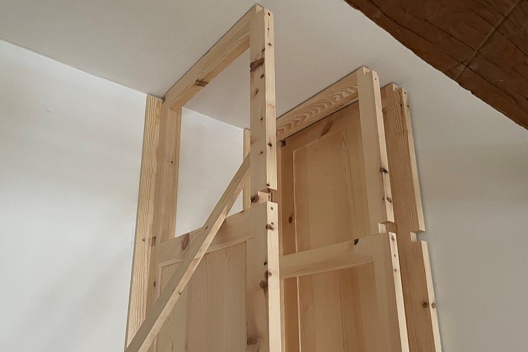 Traditionele grenen inbouwkast tijdens de montage