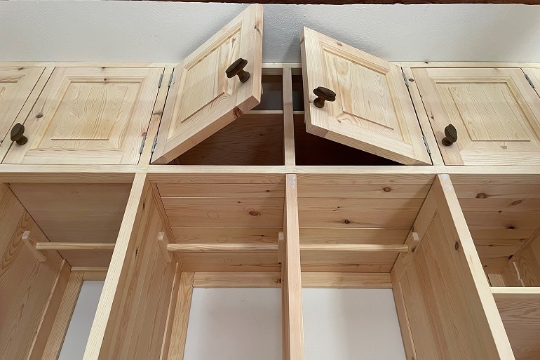 Traditionele houten deurknoppen van de inbouwkast Traditionele houten deurknoppen van de inbouwkast